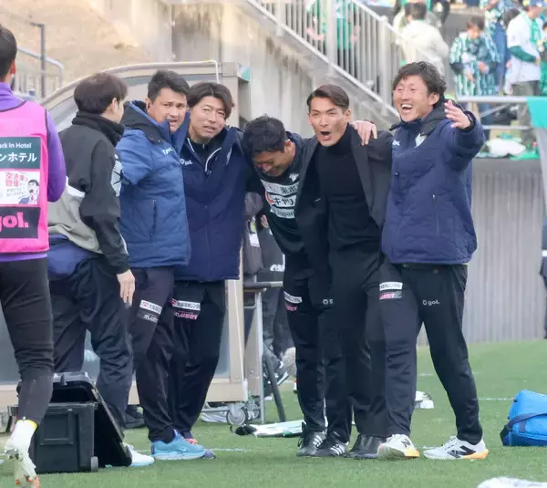 【Ｊ２藤枝】初勝利の槙野智章監督　選手から止められたイエロー…ゴール裏で見せたわっしょいポーズ…勝利を知る男が伝えたいこと…一問一答