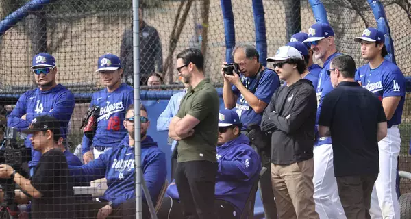 佐々木朗希が大谷翔平＆山本由伸見守る“御前投球”で最速１５９キロ　初実戦で新球も「まあまあ良かった」