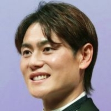 上重聡アナ「若返れぇー」器用に父親の白髪染め…親孝行ショットに「イケメン美容師」「優しい息子さん」「幸せ親子タイム」