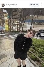 芹澤もあ、ふわっとアウター×ミニスカで美脚披露のブラックコーデ！「黒猫ちゃんみたい」「２度見しちゃう」