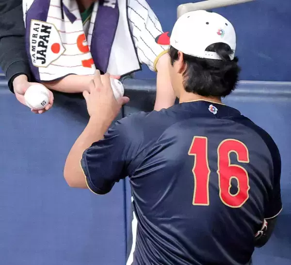 大谷翔平が突如サイン会→ファン殺到で打ち切り　お宝サインは数枚…キャッチボール後にサプライズ