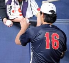 大谷翔平が突如サイン会→ファン殺到で打ち切り　お宝サインは数枚…キャッチボール後にサプライズ