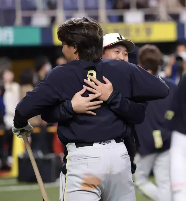 侍ジャパン宮城大弥がオリックス同僚と熱いハグ　試合前から“オリたち”がファン沸かせる