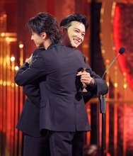 【日本アカデミー賞】吉沢亮が最優秀主演男優賞横浜流星と熱い抱擁「彼がいなかったらこの場に立つことはできなかった」