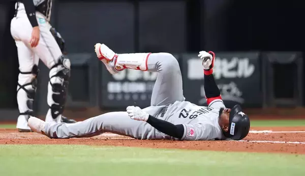 「【ロッテ】グレゴリー・ポランコは「ダイジョウブ！」　４回に自打球を左ひざ付近に当てて途中交代も」の画像