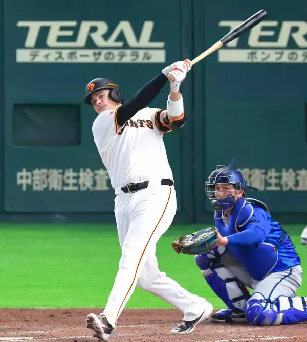 【巨人】ダルベック、初マツダでグラウンド入念チェック　三塁でノック、ゴロの転がり方など確認