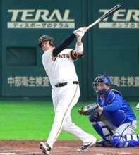 【巨人】ダルベック、初マツダでグラウンド入念チェック　三塁でノック、ゴロの転がり方など確認