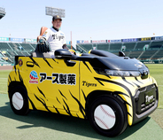 【阪神】新リリーフカーお披露目！　岩崎優「色合いがいい。自分の車の次に多く乗ってると思います」