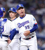 「【中日】井上 一樹監督がマラーに苦言「プレー中なのに…言語道断」自身の悪送球で先制許しグラブたたきつける　５回１／３を３失点で黒星「ポンポン走られてるところも学習してほしい」」の画像1