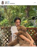 「Ｋｏｋｉ，犬と見つめ合い両腕でハグ！「私のいとおしい宝物」とのプライベートショットにファンから反響」の画像1