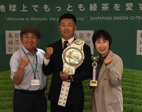 総合格闘家で警察官のＰＦＣバンタム級王者・森永ユキトが静岡・島田市役所を訪問「地元を盛り上げる起爆剤になりたい」