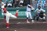 「【甲子園】先制は横浜　２年生４番の川上慧が初回に中前適時打　Ｕ―１５日本代表でＭＶＰの強打者　兄は早実でセンバツ出場…先発の織田翔希を援護」の画像1