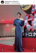 「雪乃さんがキレイだ～」肩出しのロングドレス姿が「圧巻の美しさ」「本気出した」「ずっとずっと大好き」水野美紀に騒然