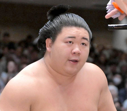 藤ノ川が霧島を撃破　３大関を総なめ　３敗で優勝争いに踏みとどまる