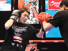 ３階級制覇目指す寺地拳四朗、加藤健太トレーナー相手にミット打ち披露…２７日サウジでＩＢＦスーパーフライ級王座挑戦  　