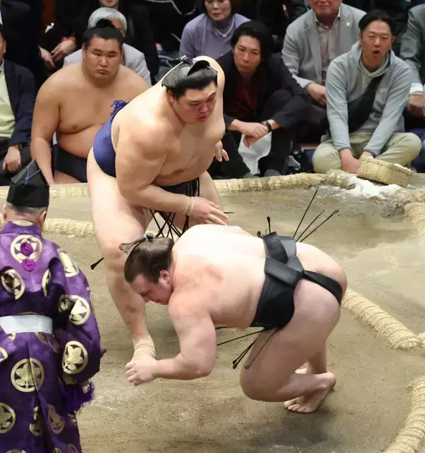 大の里が横綱の意地を見せる　安青錦を３敗に引きずり下ろす圧勝　４敗を守りわずかながら優勝の可能性残す