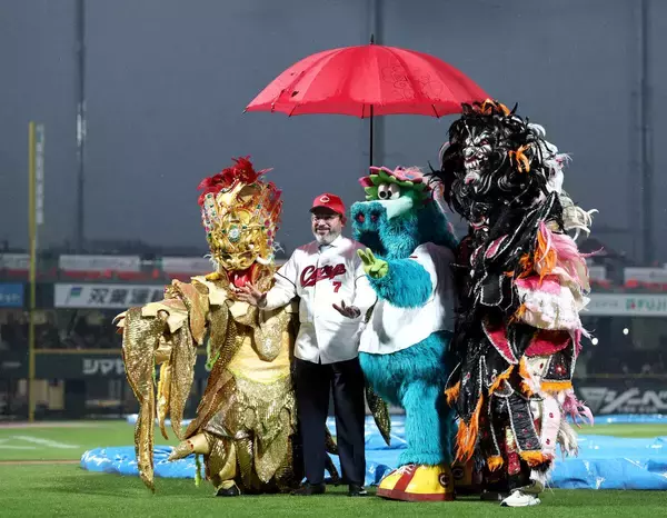 【広島】ファビアン＆モンテロがサプライズに感激「一人じゃないと思える」母国ドミニカ共和国の駐日大使が激励　始球式予定も雨天中止→約１０分間交流