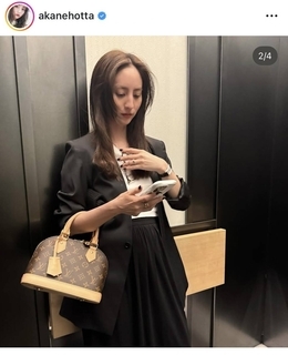 堀田茜、メガネ姿の自然体ショットでスタイリッシュな私服披露「オシャレ」「素晴らしく綺麗」