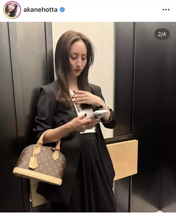堀田茜、メガネ姿の自然体ショットでスタイリッシュな私服披露「オシャレ」「素晴らしく綺麗」