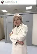 「本人だとおもったｗ」椿鬼奴のものまねショットにネット二度見！大物プロデューサーと「伝わります？」