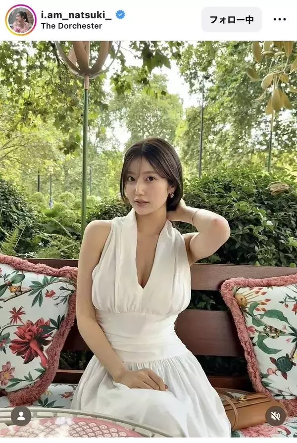 “令和の峰不二子”の清楚白ワンピが胸元ざっくり！「ただただ感動」「もはや日本最強」「エレガント」阿部なつき