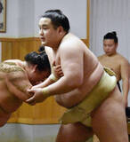 「幕内・阿武剋、大嶽部屋へ出稽古で王鵬と１８番　２０２５年は目標の賜杯に届かず　２６年は「初優勝と三役」目指す」の画像1