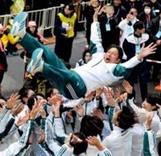 箱根駅伝圧勝の青学大の祝勝会チケットが完売　華やかな裏で真っ暗な中、始動