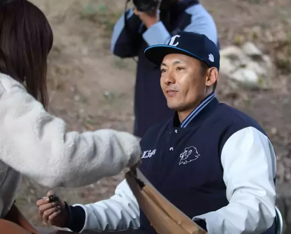 【西武】今季限りで引退の栗山巧が高知・春野キャンプで即席サイン会　約２５０人が列