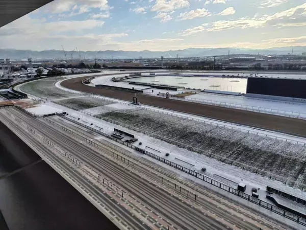 ９日予定の京都競馬の代替開催は降雪で１０日にスライド　淀駅から引き返すファンの姿も