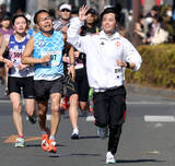 「【青梅マラソン】青学大ＯＢの若林宏樹さん「足が止まりそうになりました」市民ランナーを鼓舞しながら笑顔でゴール」の画像1