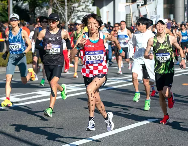 大阪マラソンでスペシャルドリンクを取れなかった吉田響　他選手のボトルを倒さないと取れない状況だった