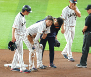 鈴木誠也「最後の最後でチームに迷惑をかけた」右膝負傷で無念の途中交代　侍ジャパンは終戦　足をひきずりながら帰路へ