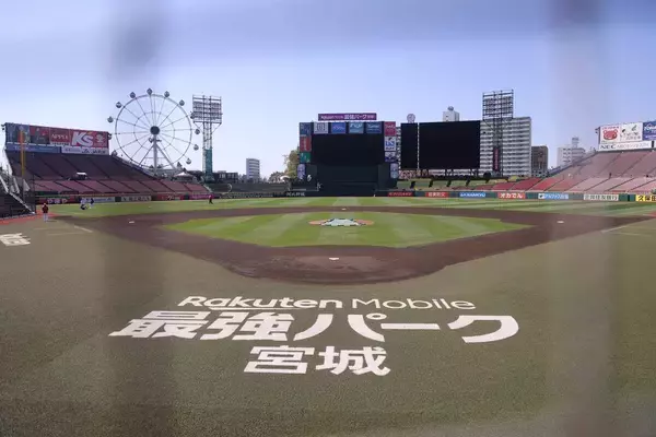 【楽天】ボールボーイの超美技に球場大歓声！　強風吹き荒れる仙台でジャンプ一番ビニール袋を好捕　円滑な試合進行に貢献のファインプレー