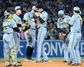 【阪神】中堅近本の代役・福島圭音が苦い表情…右翼・森下翔太と“お見合い”で先制点献上　才木浩人が崩れて１イニング６失点