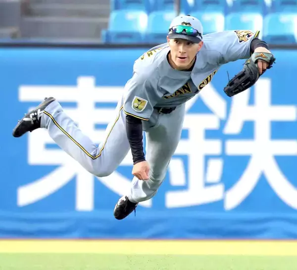 【阪神】中堅近本の代役・福島圭音が苦い表情…右翼・森下翔太と“お見合い”で先制点献上　才木浩人が崩れて１イニング６失点