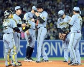 【阪神】中堅近本の代役・福島圭音が苦い表情…右翼・森下翔太と“お見合い”で先制点献上　才木浩人が崩れて１イニング６失点