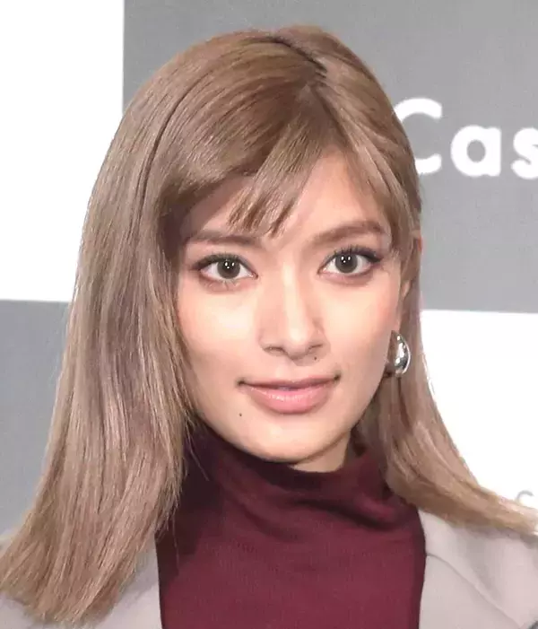 「次元が違う」「可愛さ更新」金髪から激変の３６歳・ローラの大胆ショットに熱視線「脚が長ーい」「一緒に泳ぎたい」