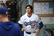 大谷翔平にアクシデント発生か…５試合ぶり復帰戦の翌日に衝撃のスタメン落ち　「プレーできる範囲内」と決意の再スタートも　心配される左膝、右腕の状態