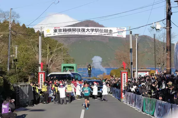 【箱根駅伝】３連覇へ　青学大がスタート　全２１チームが大手町目指し順次出発