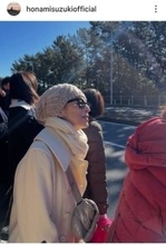 箱根駅伝８区の沿道に大物女優が！「芸能人オーラすごい」顔出しに騒然「美しすぎ」「横顔きれい」「可愛い」今年も鈴木保奈美だ