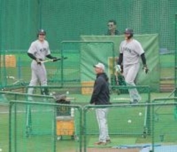 【巨人】リチャードに超山なりカーブの死球でニヤリ　阿部慎之助監督が打撃投手として電撃参戦　サク越えで笑顔満開　