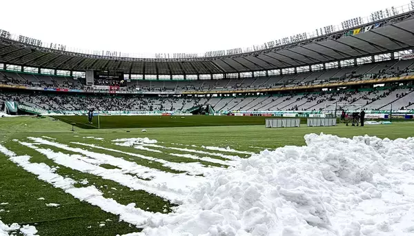 　【Ｊ１百年構想リーグ】一面銀世界から総勢５０人で除雪作業…開幕戦予定通り開催に東京Ｖ・城福浩監督は会見の第一声で感謝