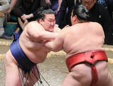 「豪ノ山　まるでブルドーザー、４１キロ重い熱海富士を馬力で圧倒…１敗キープ　初Ｖ、新三役へＧＯ」の画像1