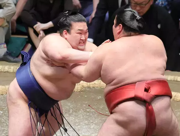 豪ノ山　まるでブルドーザー、４１キロ重い熱海富士を馬力で圧倒…１敗キープ　初Ｖ、新三役へＧＯ