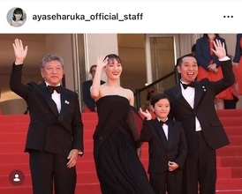 綾瀬はるか、オフショルドレス姿の美しさにネット感動　「素敵なドレス姿にうっとり」「なんか泣ける」「すごい」