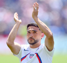 サッカー米国代表がマリナーズ―ブルージェイズ戦で始球式…開幕戦のような盛り上がり、試合会場は道路挟んだ隣「次の試合も応援よろしく！」