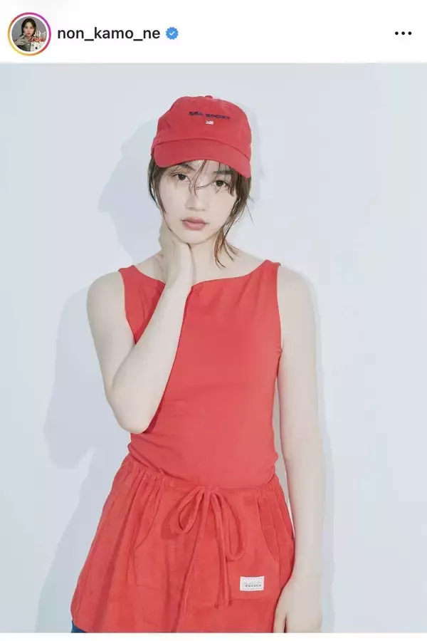のん、透明肌あらわな赤コーデに視線集中！「何この可愛さ」「夏らしくて爽やか」「天使なんですか」