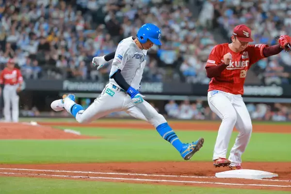 【日本ハム】引退試合・中島卓也が打席で涙　無死二塁の第３打席に執念の一塁内野安打　エスコン大歓声
