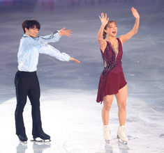 坂本花織、鍵山優真がエキシビで夢の共演！　鍵山が坂本のＳＰを“完コピ”にファンも喝采「僕、花織ちゃんのステップできるんです、って」