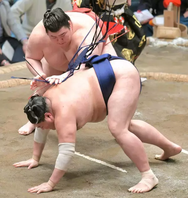 熱海富士が阿炎との３敗同士の対戦を制し、優勝争いに踏みとどまる　静岡県勢初優勝あきらめない